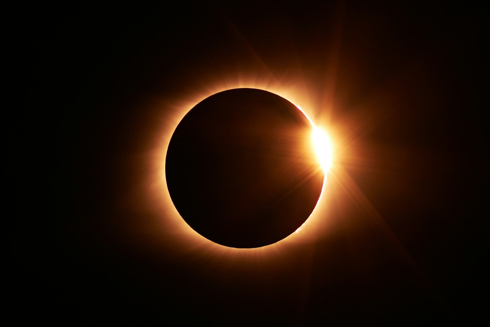 Eclipse solar total en el instante del anillo de diamante: el disco oscuro de la Luna cubre el Sol y un único punto de luz brilla en su borde.