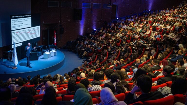 Sala de congresos con público y ponente